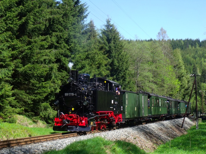 99 1715 mit Zug 21 hinter der Schwarzwasser-Brücke hinterm Loreleifelsen vor Schlössel, um 10:34h am 19.05.2013