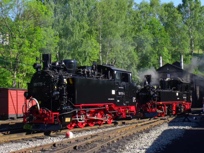 99 715 (wieder als DR-Lok „99 1715-4“ beschriftet - wie üblich bei der Preßnitztalbahn...) wird neben weiteren 5 Loks für die traditionellen Pfingstfahrten auf der Bahn in Jöhstadter Bw- Gelände vorbereitet, um 8:35h am 07.06.2014