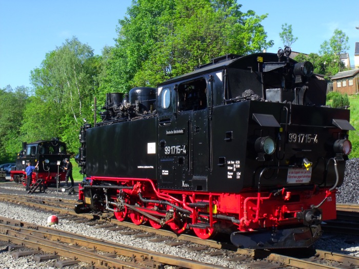 99 715 (wieder als DR-Lok „99 1715-4“ beschriftet - wie üblich bei der Preßnitztalbahn...) wird neben weiteren 5 Loks für die traditionellen Pfingstfahrten auf der Bahn in Jöhstadter Bw- Gelände vorbereitet, um 8:35h am 07.06.2014