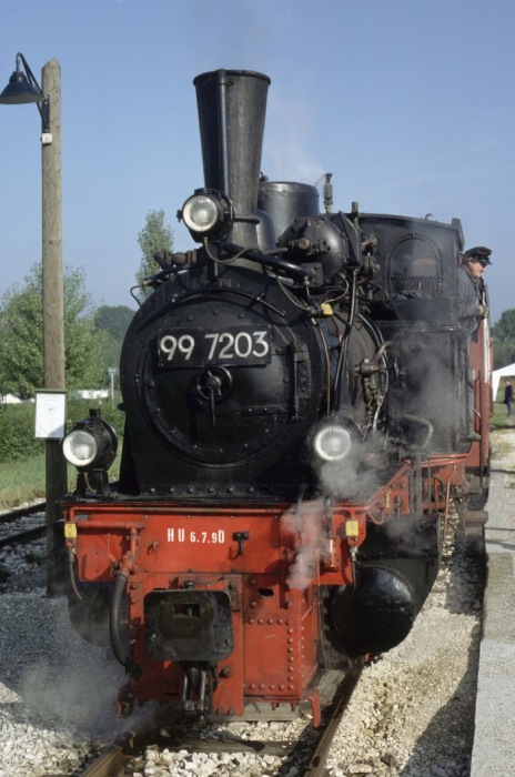 99 7203 vor Zug nach Oppingen in Amstetten am Bahnsteig, 07.08.1994