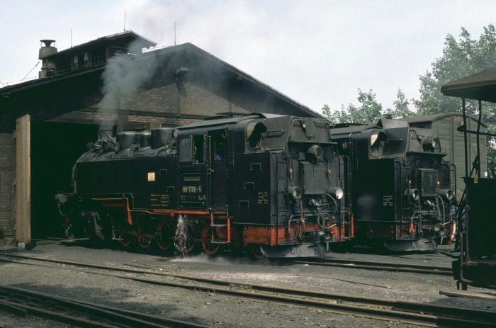 99 1786 neben 99 1793 vor dem Lokschuppen in Radeburg, am 14.08.1978