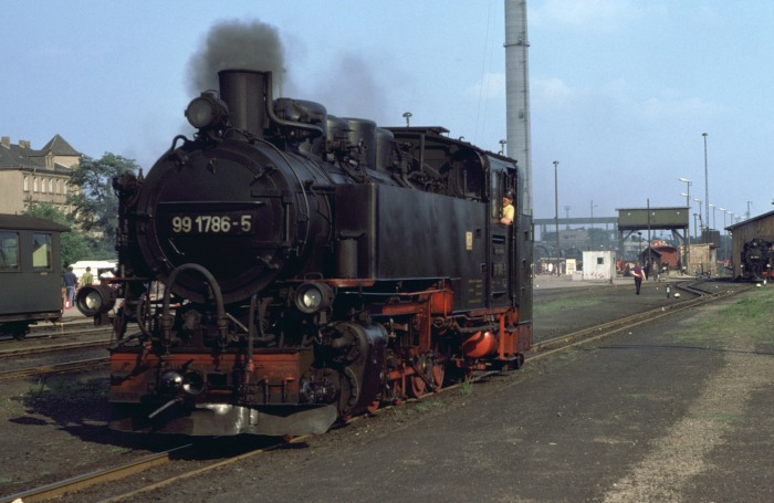 99 1786 kommt vom kleinen Bw zum Bahnhof gefahren in Radebeul Ost, am 19.08.1978