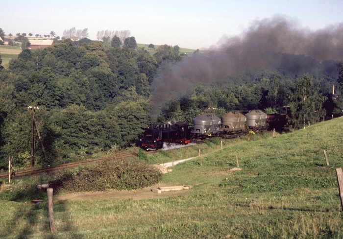 99 1783 mit schwerem Güterzug hinter Seifersdorf, am 01.09.1989