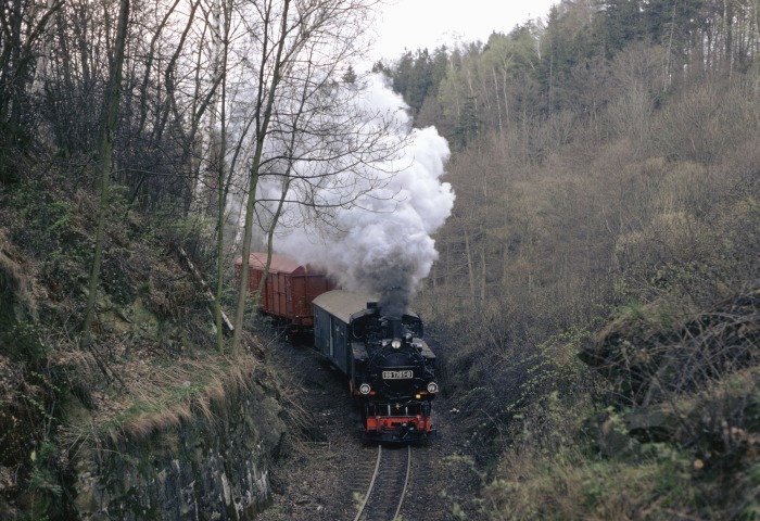 99 1761 mit Güterzug hinter Spechtritz, am 27.03.1990
