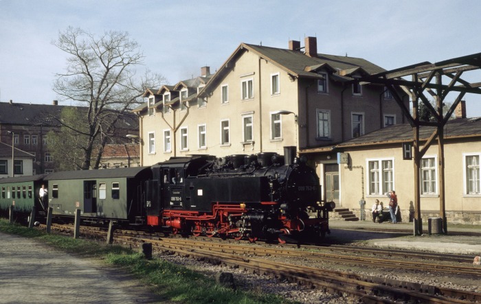 099 753 (99 789) mit Zug 7573 einfahrend in Dippoldiswalde, am 02.05.1997