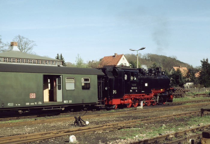099 753 (99 789) vor Zug 7573 in Dippoldiswalde, am 02.05.1997