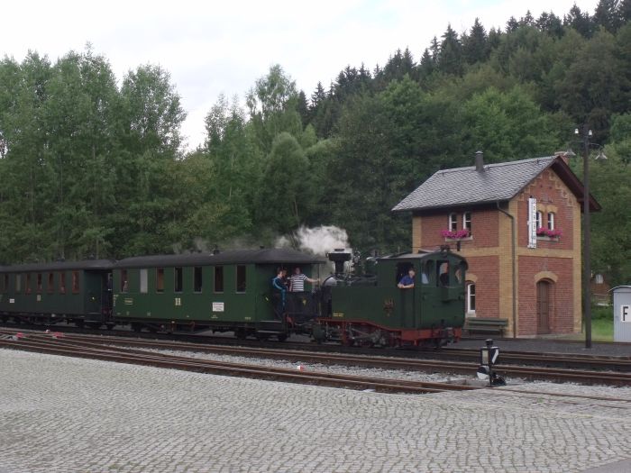 No 54 (Tv) mit Zug Nr.10 einfahrend in Steinbach, fotografiert neben dem berühmten, hübschen Wasserturm 10:37h am 24.07.2011