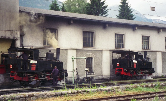 Lok 3 und Lok 2 werden im Betriebswerk in Jenbach vorbereitet für die nächsten Bergfahrten, am 14.06.1997