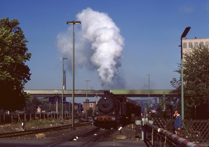 ANNA N.1 ebenfalls vorziehen über den Bahnübergang bis in den Personenbahnhof Alsdorf, um 9:10h am 06.09.1979