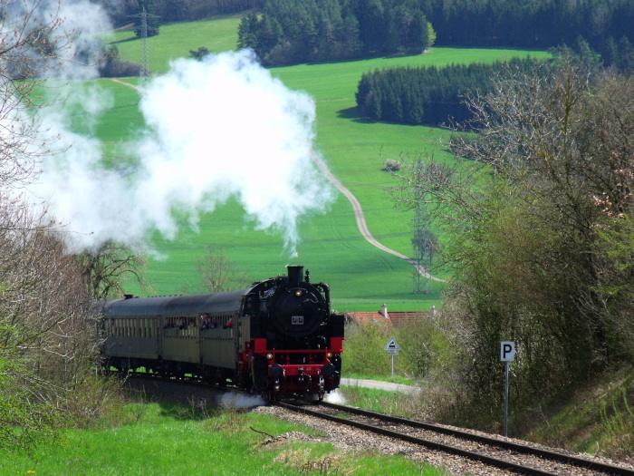 BB 262 mit UEF-Sonderzug zurück Richtung Blumberg-Immendingen (->Stuttgart) im Einschnitt oberhalb Fützen hinter der B314-Brücke, um 13:50h am 16.04.2016