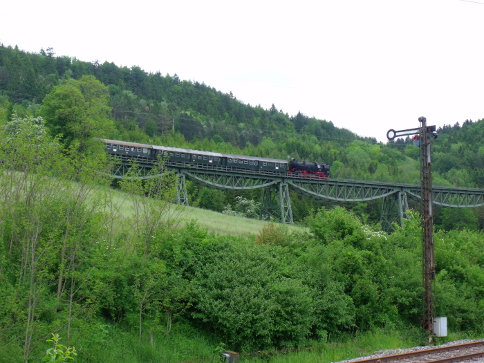 262 BB Tv mit Zug Blumberg→Weizen abwärts fahrend auf dem Biesenbach-Viadukt, um 14:17h am 28.05.2016