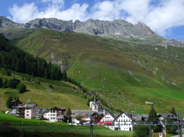 Der hübsche kleine Touristen-Ort Realp mit passender Alpenkulisse dahinter, am 21.08.2014