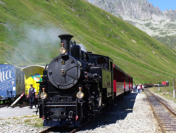 Lok BFD 9 mit dem nachmittäglichen Zug von Realp nach Gletsch, beim Halt im Bahnhof Furka (auf der Passhöhe direkt vorm Tunnel), um ca.15:00h am 22.08.2014