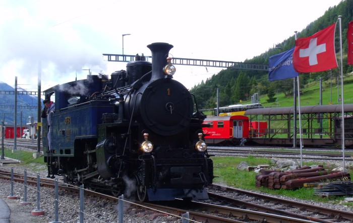 Die noch als DFB 1 beschriftete ex FO 1 (die anderen Nr.4 und 9 sind ja inzwischen authentisch schwarz lackiert und als „FO“-Lokomotiven beschriftet) beim Umsetzen im Bahnhof Oberwald um 12:33h am 24.08.2014