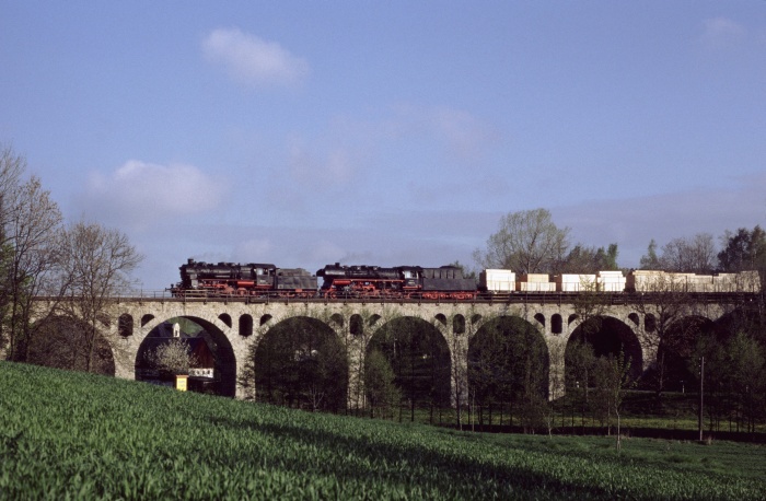 58 311 + 58 3047 mit Güterzug auf Viadukt bei Unterlemnitz, am 05.05.1998