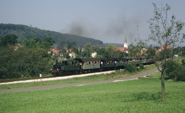 GES 11 mit Zug →Neuffen hinter Linsenhofen, am 18.08.2002
