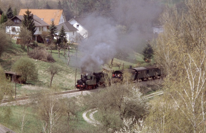 Nr.11 + Nr.16 mit Sonderzug Richtung Hechingen auf der HzL bei Stetten, am 25.04.2005