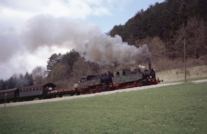 Nr.11 + Nr.16 mit Sonderzug Richtung Hechingen auf der HzL bei Stetten, am 25.04.2005