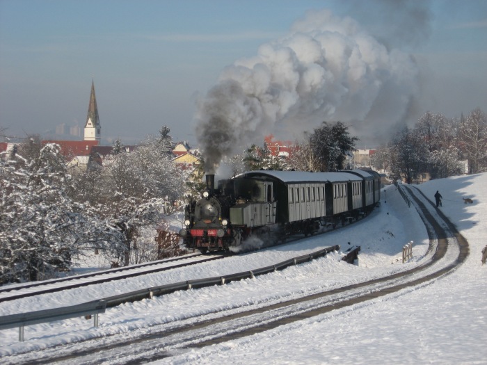 Nr.11 mit Zug nach Neuffen, geschoben von Diesellok, hinter Linsenhofen, um 11:50h am 14.12.2008