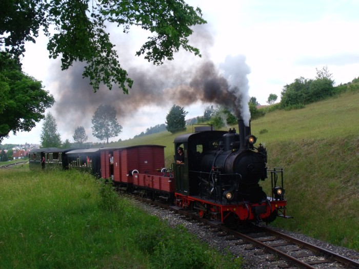 WN 12 mit Zug P 5 nach Sägmühle, kurz vor dem Bahnübergang der Dischinger Landstraße abwärts in der Steigung fahrend, um 14:37h am 19.06.2014