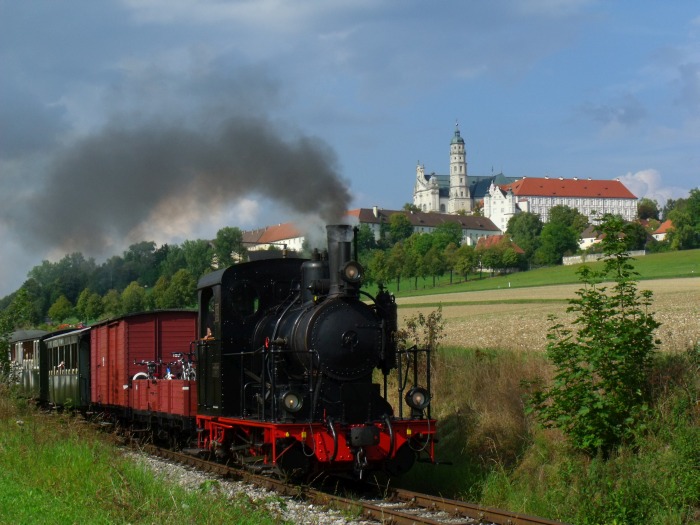 W.N.12  mit Zug „P7“ Neresheim→Sägmühle, kurz hinter Neresheim mit dem Kloster auf dem Berg über dem Bahnhof und Ort, um 16:04h am 07.09.2014