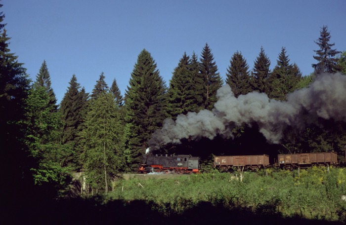99 7237 mit Güterzug in der Kurve am Thumkuhlental, am 22.05.1988