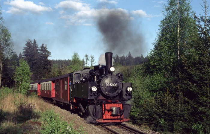 99 5906 mit Zug 8957 vor Sternhaus-Haferfeld im Wald, am 11.05.2001