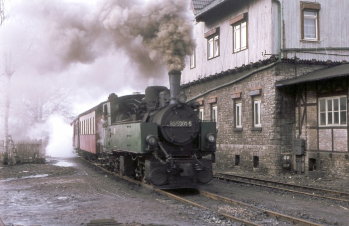 99 5901 mit leerem Personenzug fährt vor zum Bahnsteig in Gernrode, im März 1979