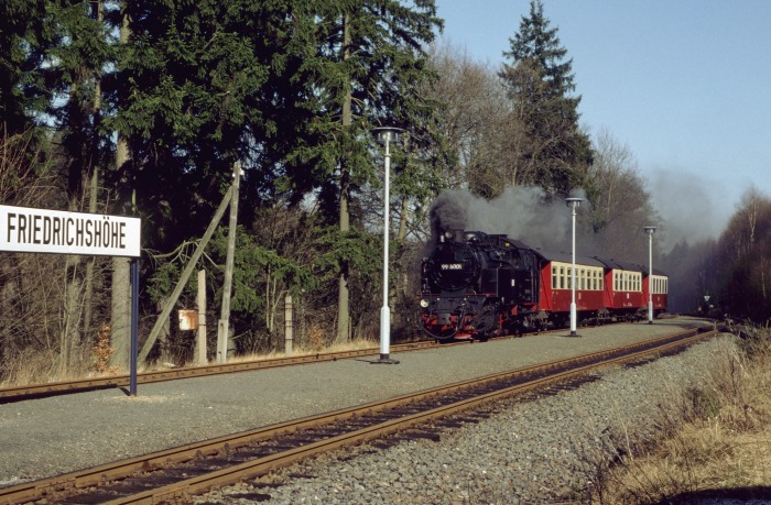 99 6001 mit 8967 Durchfahrt Friedrichshöhe, am 11.04.1997