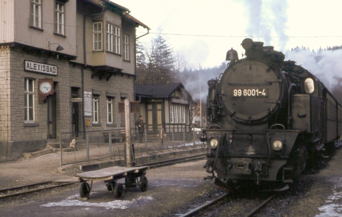 99 6001 mit Personenzug nun im Bahnhof Alexisbad, ebenfalls fotografiert im März 1979