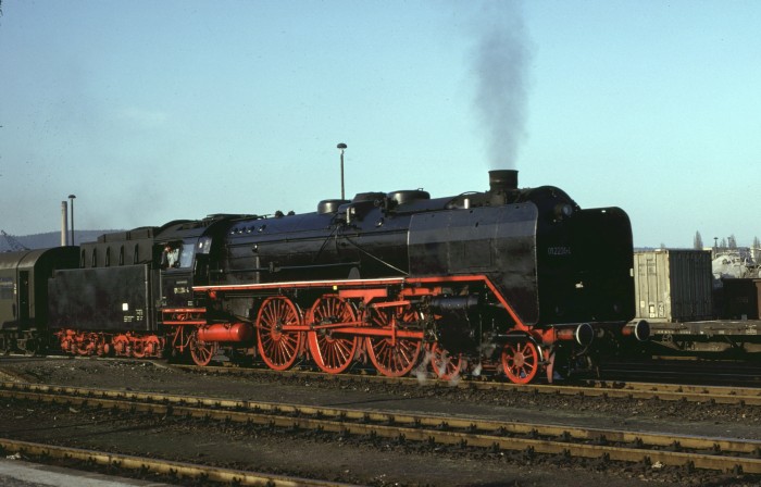 01 204 mit E 805 soeben aus Leipzig in Saalfeld eingetroffen, 10.05.1980