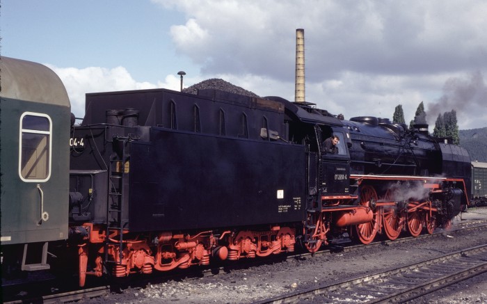 01 204 vor D 504 im Bahnhof Saalfeld, 25.08.1980