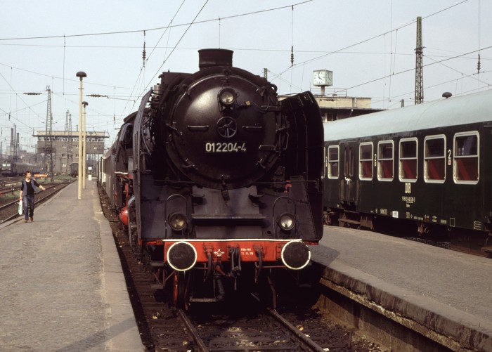 01 204 vor P 7337 in Leipzig Hbf, 29.08.1980