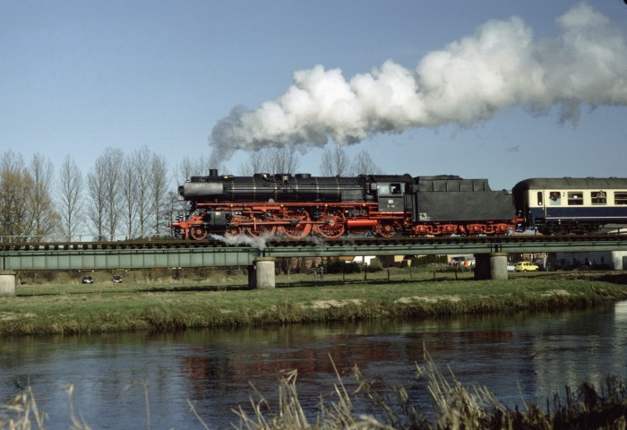 01 150 Sonderzug Celle->Bergen auf der OHE, auf der Örtze-Brücke bei Eversen, 12.03.1983