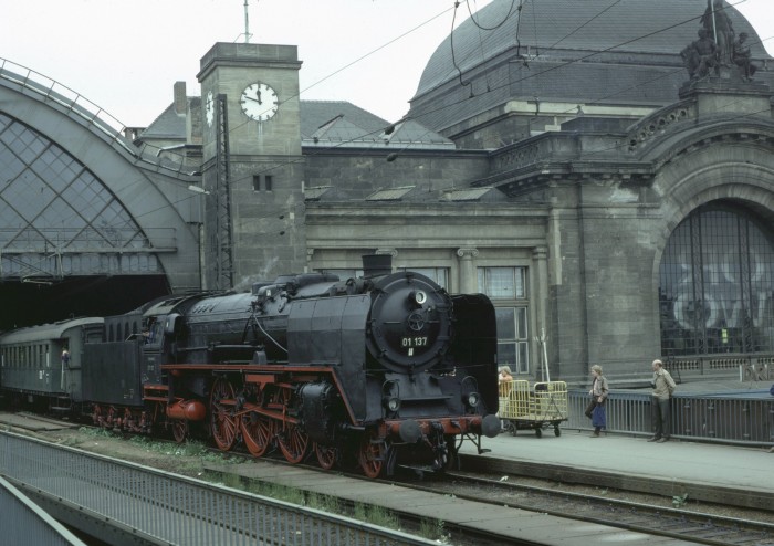 01 137  Umsetzen mit Sonderzug in Dresden Hbf am 17.06.1984
