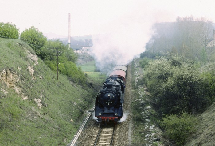 01 137 mit dem vor etwa 10 Jahre zuvor wohlbekannten P 8015, fotografiert von der kleinen Straßenbrücke hinter Krölpa-Ranis, um 13.15h am 28.04.1991