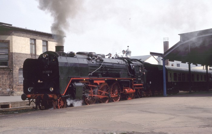 01 137 mit D 2754 Abfahrt in Gotha, 09.05.1993