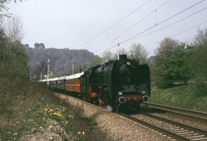 01 137 Zug nach Bad Schandau, Ausfahrt Rathen, 03.05.1997