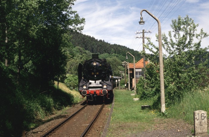 01 118 Sonderzug Richtung Eberbach durchfährt Hp Schöllenbach, 31.05.1997
