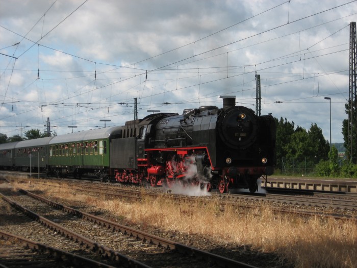 01 066 mit E 31739 Ausfahrt Meitingen, 11.06.2009