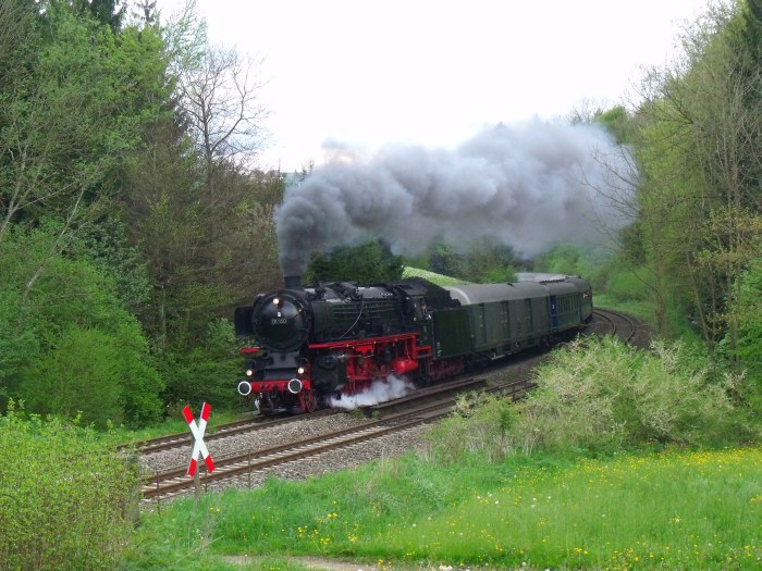 01 150 mit UEF-Sonderzug von Lindau am Bodensee Richtung Heilbronn, fotografiert wenige Kilometer südlich Aulendorf im Tal Schussentobel, um 18:52h am 01.05.2014