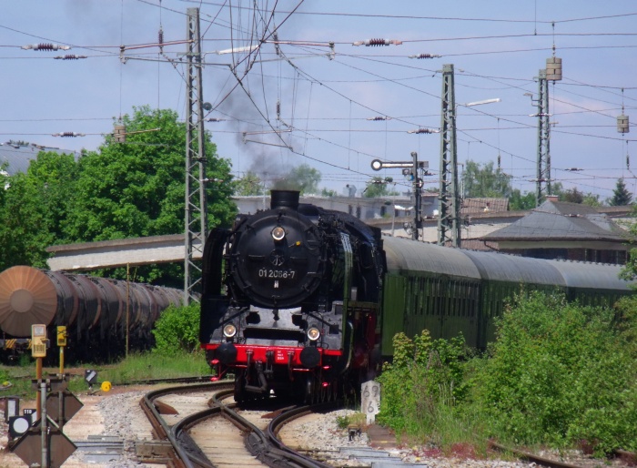 01 066 mit dem zweiten Zug des Tages Richtung Harburg beim Vorziehen zum Umsetzen an den Bahnsteig, 
														am östlichen Stellwerk in Nördlingen fotografiert, um 12:00h am 16.05.2015