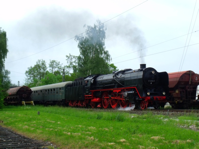 01 066  beschleunigt ihren “Schnellzug” Richtung Harburg so schnell wie möglich auf die vorgesehenen 80km/h, aufgenommen etwa 1 km hinterm Bahnhof Nördlingen, um 16:31h am 16.05.2015