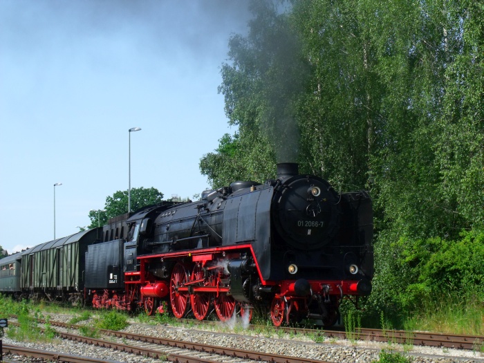 01 066 mit “BEM-Regel-Zug” von Gunzenhausen nach Nördlingen, Ausfahrt Wassertrüdingen, um 16:51h am 14.06.2015