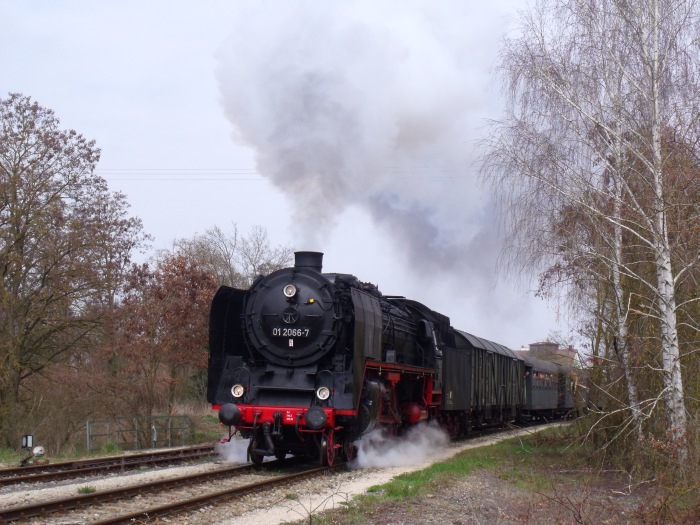 01 066 mit BEM-Zug von Gunzenhausen nach Nördlingen, Ausfahrt Wassertrüdingen, um 12:12h am 10.04.2016