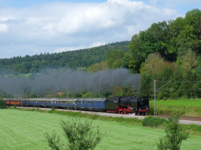01 066 mit dem Jubiläumszug zur SWR-Fernsehsendung Eisenbahnromantik in voller Fahrt Richtung Aalen (und weiter nach Crailsheim-Lauda usw.) hinter Lorch im Remstal, um 13:22h am 23.09.2011