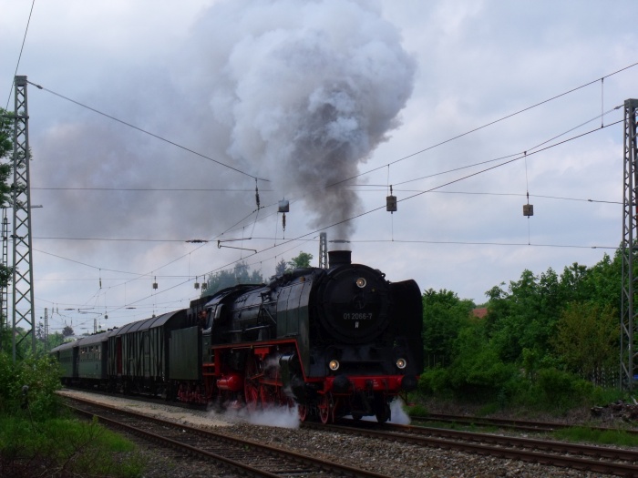 01 066 mit Pendelzug Richtung Harburg, kurz hinter der Ausfahrt Nördlingen, um 14:27h am 17.05.2015