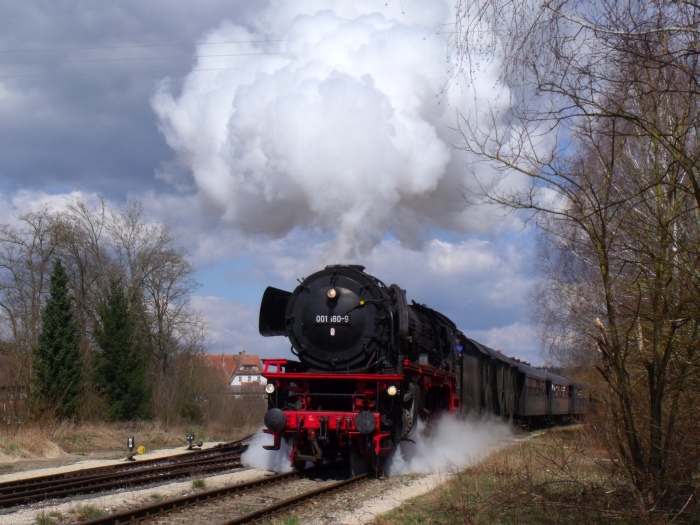01 180 mit BEM- Zug von Gunzenhausen nach Nördlingen, Ausfahrt Wassertrüdingen, um 12:16h am 05.04.2015
