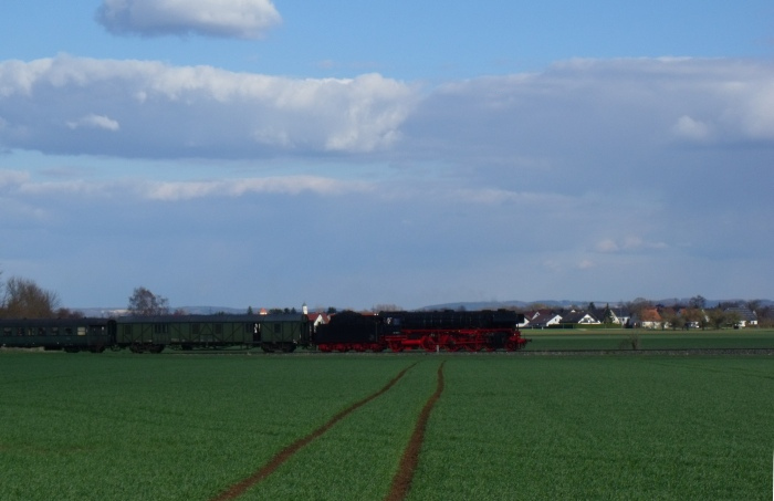01 180 mit BEM- Zug von Gunzenhausen nach Nördlingen, auf wortwörtlich “offener Strecke” bei dem Dorf Löpsingen, um 17:31h am 05.04.2015