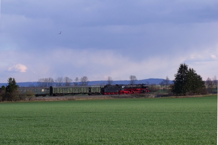 01 180 mit BEM- Zug von Gunzenhausen nach Nördlingen, auf wortwörtlich “offener Strecke” bei dem Dorf Löpsingen, um 17:31h am 05.04.2015